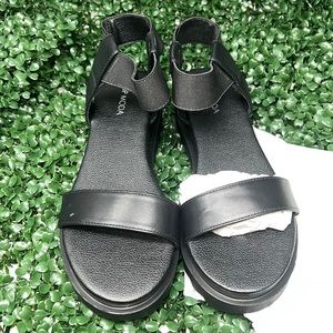 NIB Women’s size 8/5 sandals Black